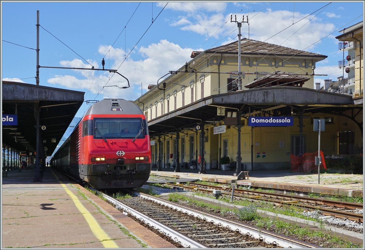 A SBB Re 460 with his IR to Basel SBB in Domodossola. 

25.06.2022 