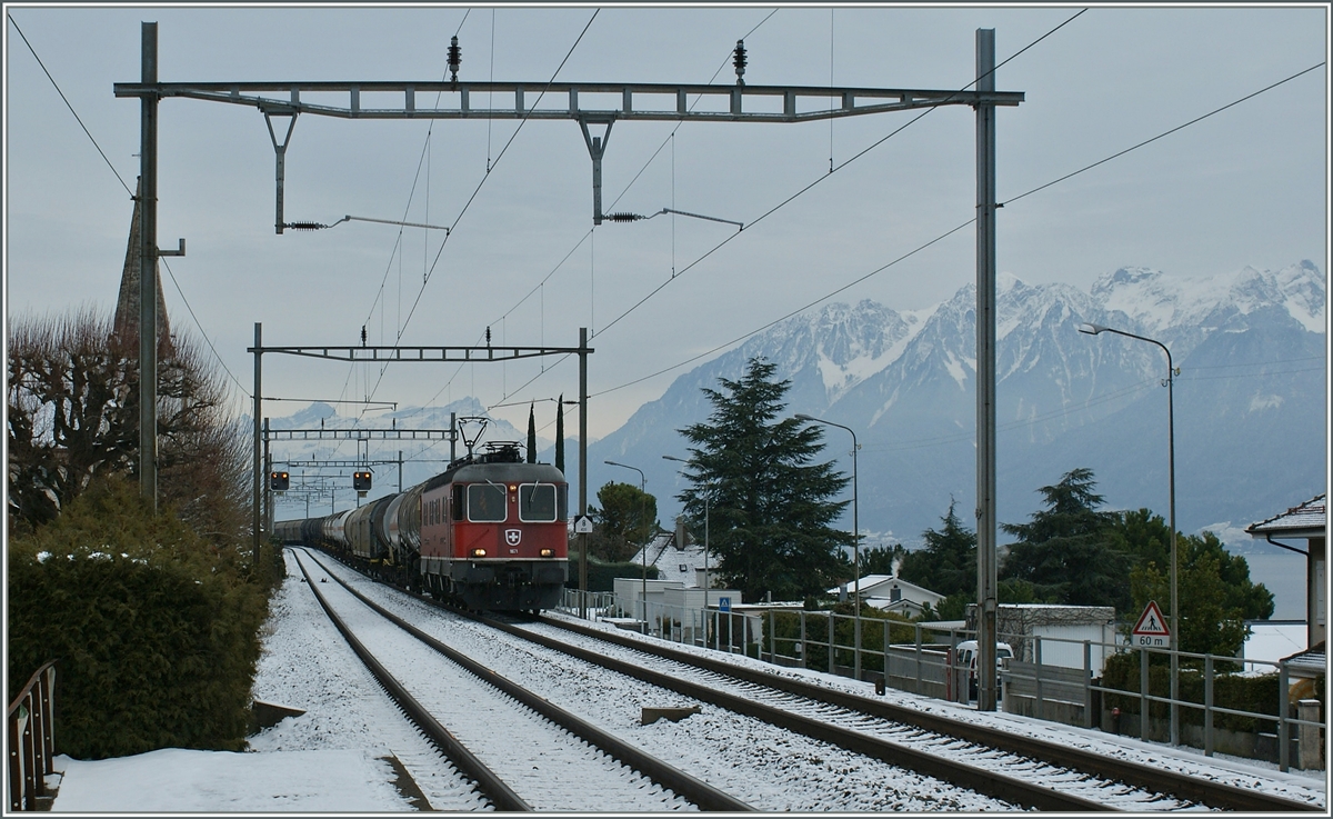 A SBB Re 6/6 with a Cargo train in Villette VD.
27.12.2010