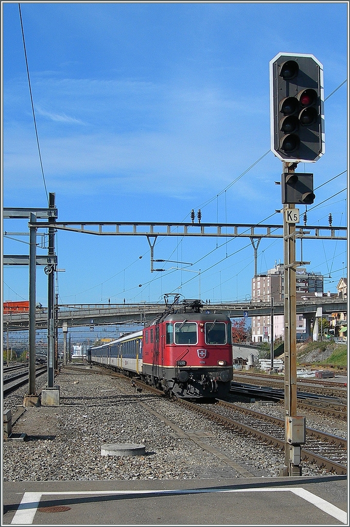 A SBB RE from Geneva to Lausanne is arriving at Rensn VD. 
27.10.2010