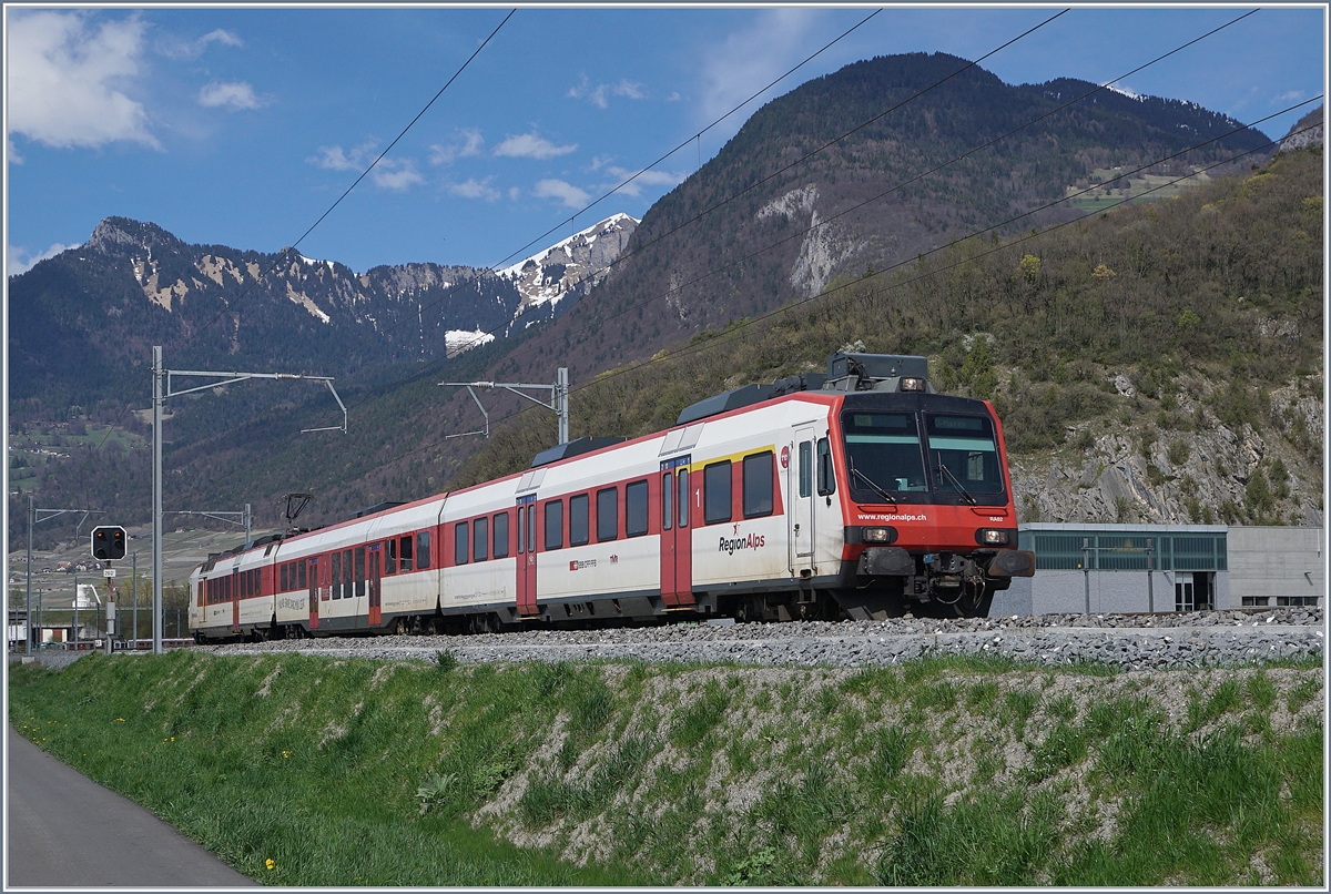 A SBB RegioAlps RBDe 560 on the way to St Maurice near Aigle. 
12.04.2018