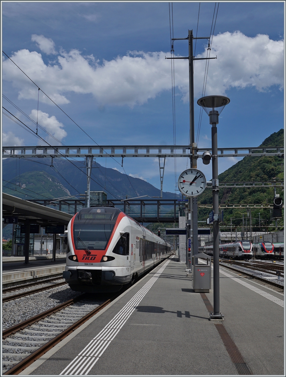 A SBB TILO RABe 524 is arriving at Bellinzona.

23.06.2021