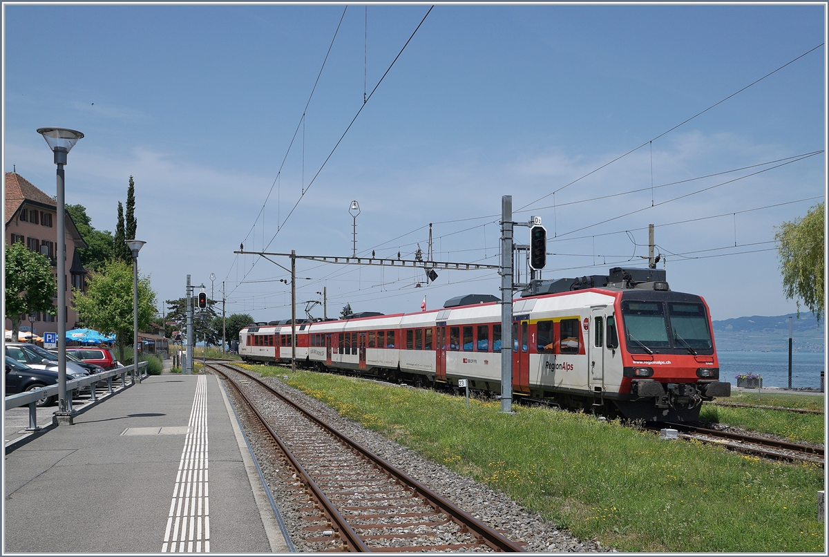 A SBB TMR Regionalp RBDe 560 on the way to St-Gingolph is leaving Le Bouveret. 

25.06.2019