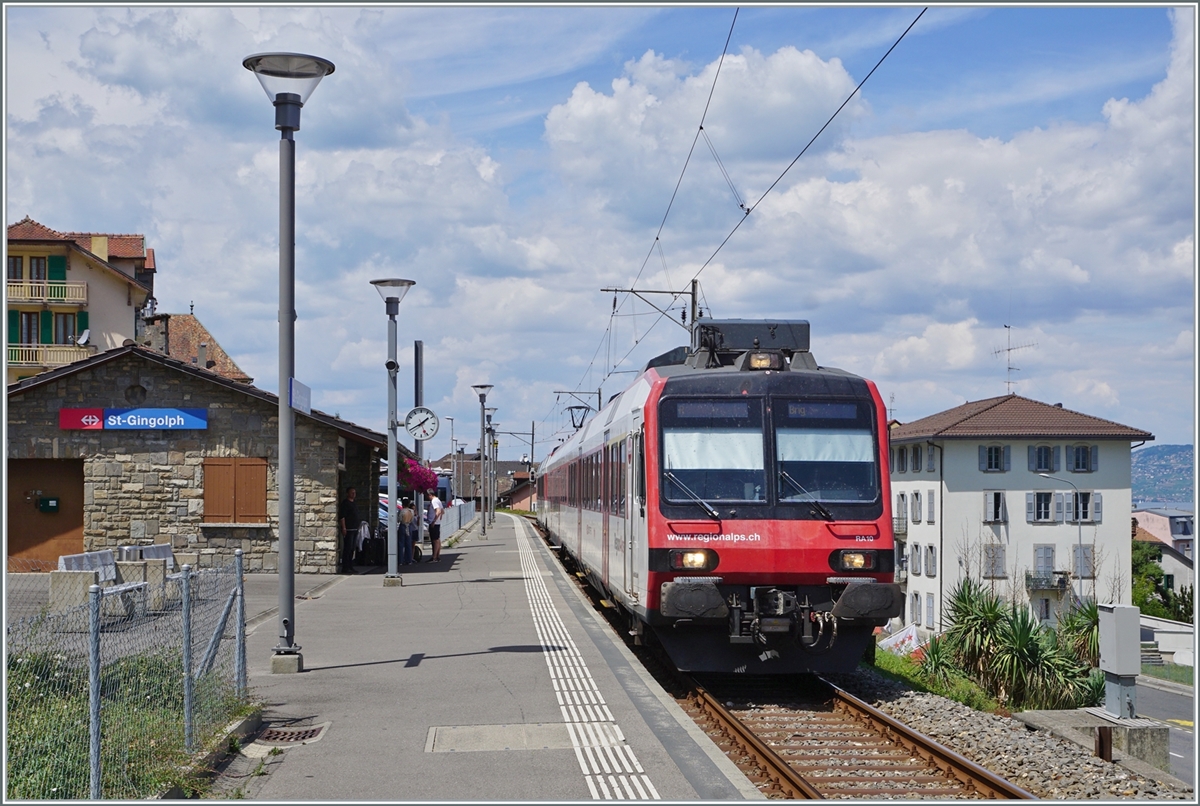 A SBB Trans Alp RBDe 560 in Le Bouvert is waiting his departure to Brig. 

30.07.2022