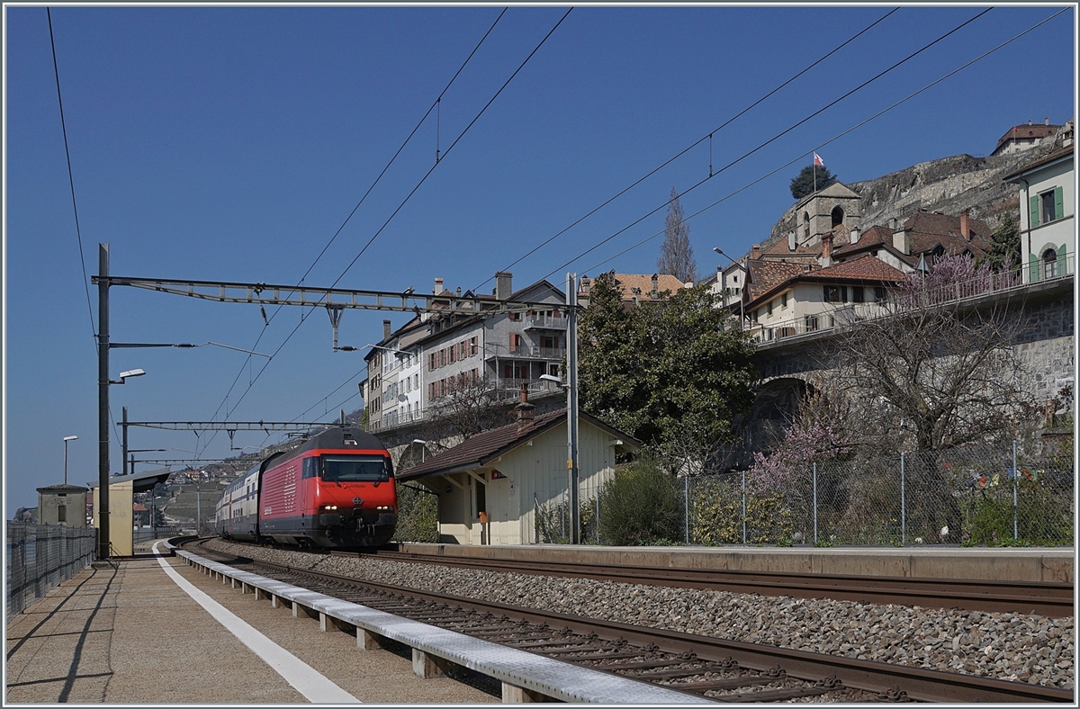 A SBBB Re 460 with an IR90 on the way to Brig by St Saphorin. 

25.03.2022