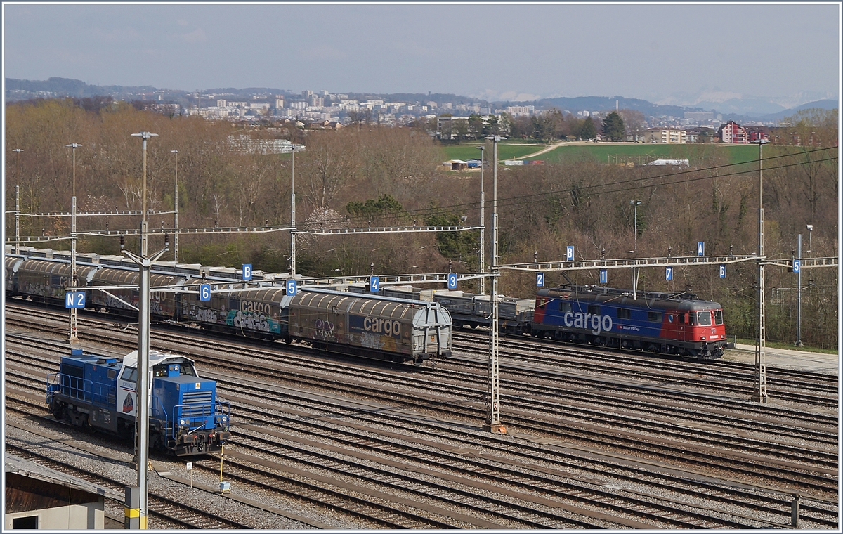 A Scheuchzer Diesel lok and the SBB RE 620 003-32 in the Lausanne Triage Station.

02.04.2019