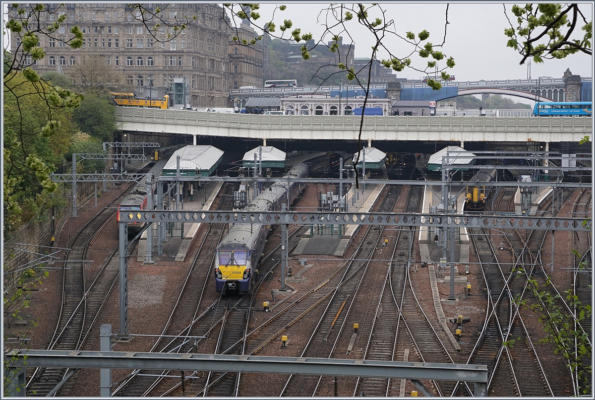 A ScotRail Class 334 is arriving at Edinburg Waverley.
02.05.2017nt  