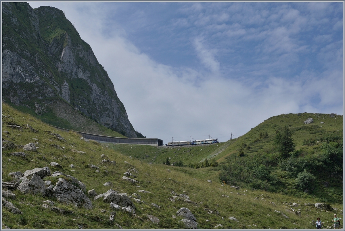 A smal train in a big Szenerie: Rochers de Naye Bhe 4/8 between Jaman und the summit Station.
03.08.2018