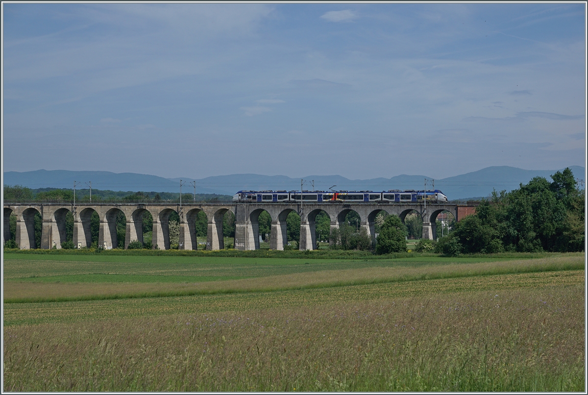 A SNCF Coradia Polyvalent al B 83500 is the TER 830412 from Mulhouse to Belfort of the 490 meter long Viaduc of Dannemaire (builed 1860-62) by Dannemaire. 

19.05.2022