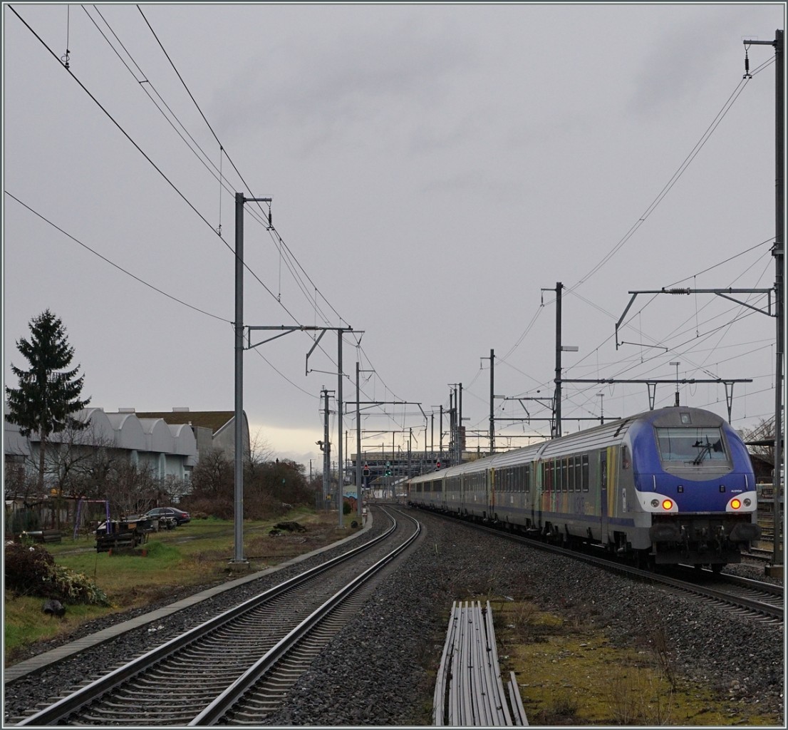 A SNCF TER 200 is leaving Basel St. Johann.
05.03.2016