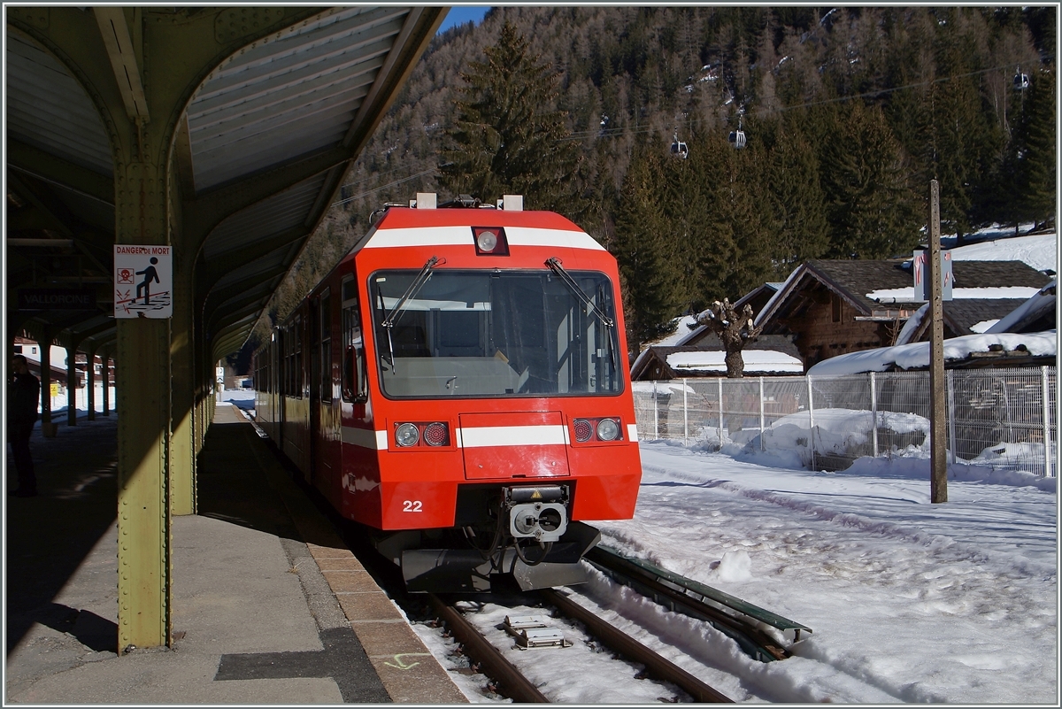 A SNCF TER is arriving at the Vallorcine Station. 

20.02.2015