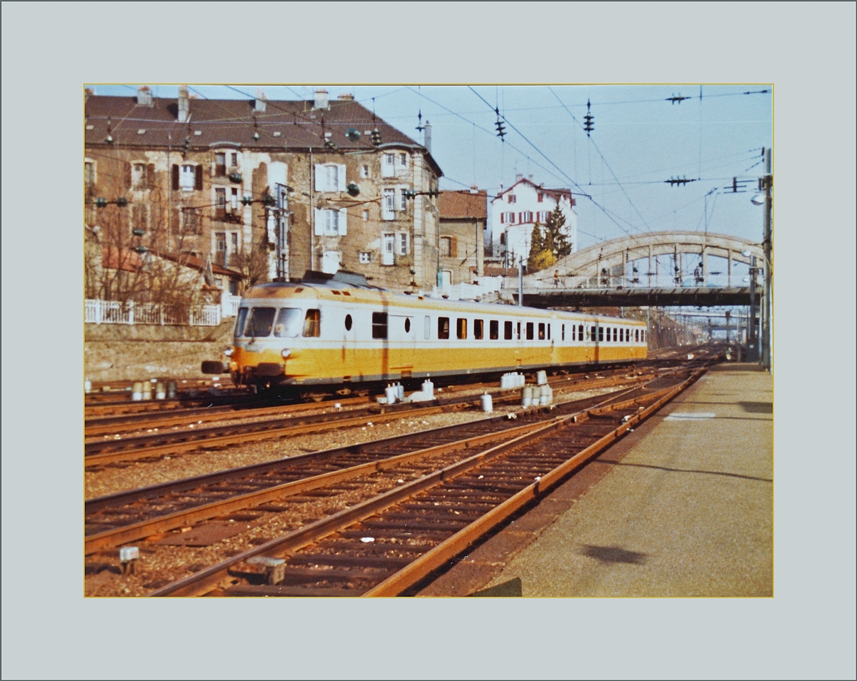 A SNCF X2720 ist the TER 1761 from Epinal to Belfort and is now arriving at his terminus station. 

14.04.1984