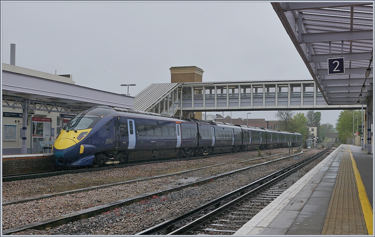 A Southeastern High Speed Service to London St Pancras in Canterbury by a heavy rain and wind.
28.04.2018