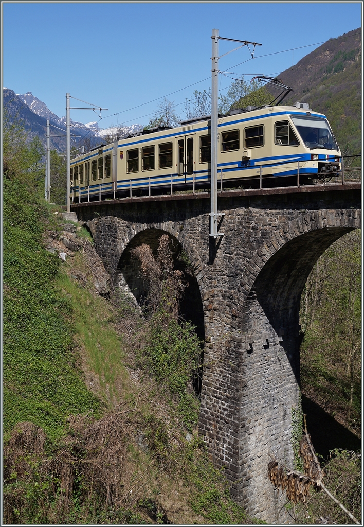 A SSIF ABe 4/6 on die Ri Graglia Bridge by Trontano. 
15.04.2014
