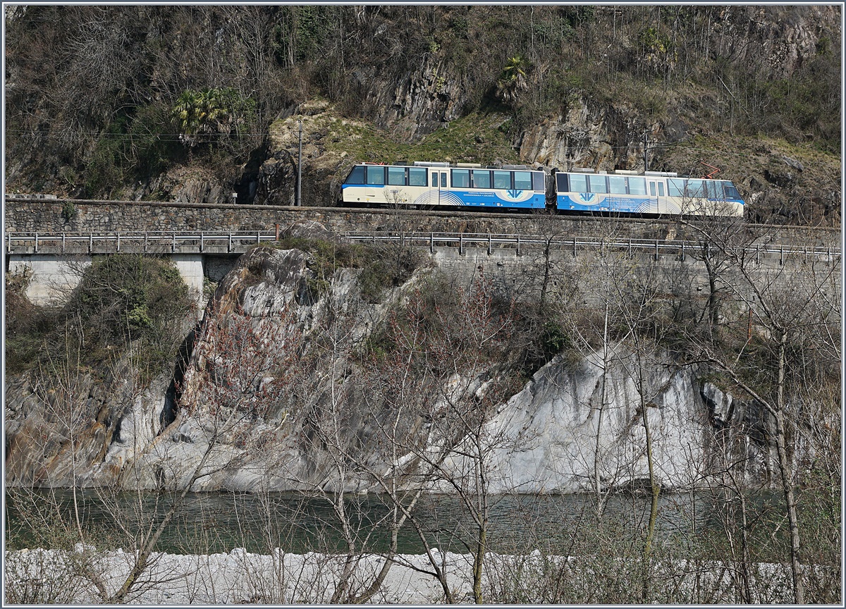A SSIF Mini Treno Panoramico (ABe /Be) on the way to Domodossola near Ponte Brolla.
16.03.2017