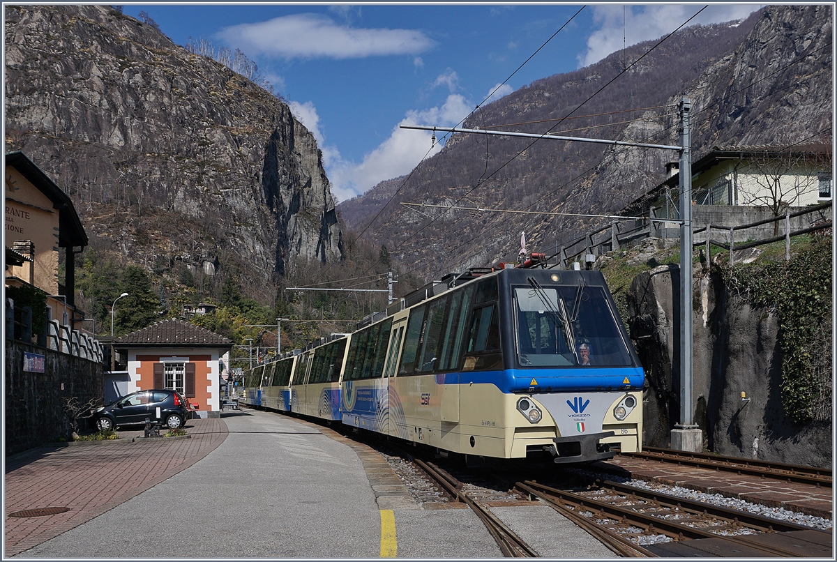 A SSIF Treno Panoramico from Domodossola to Locarno by his stop in Ponte Brolla. 

20.03.2018