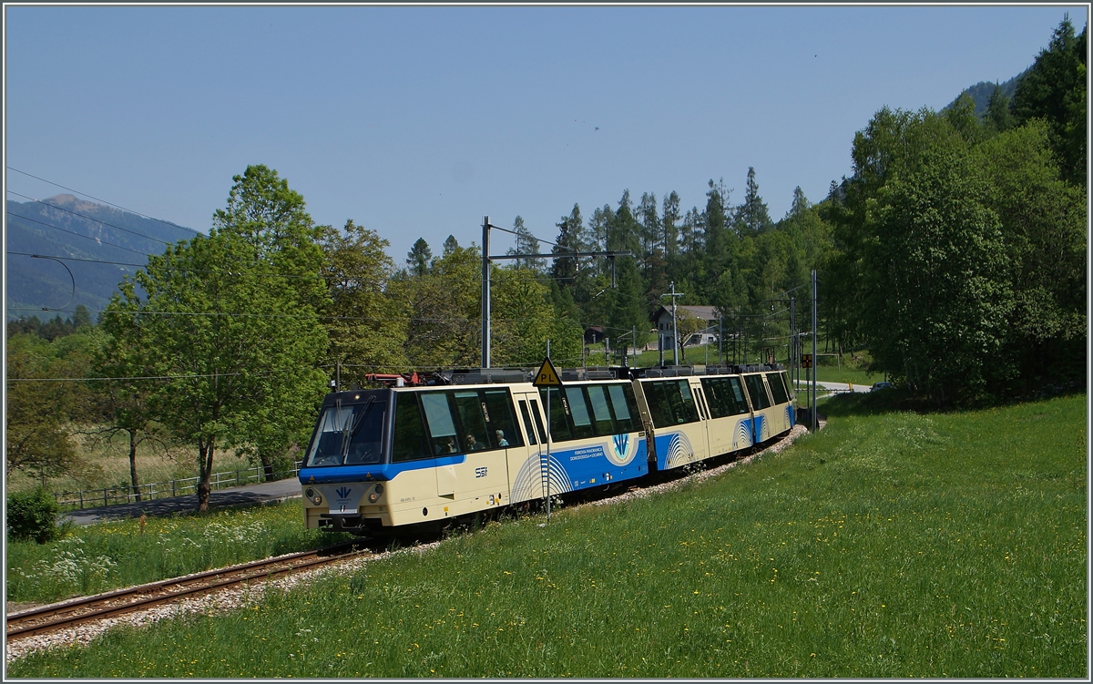 A SSIF Treno Panoramico near Gagnone-Orcesco.
13.05.2015