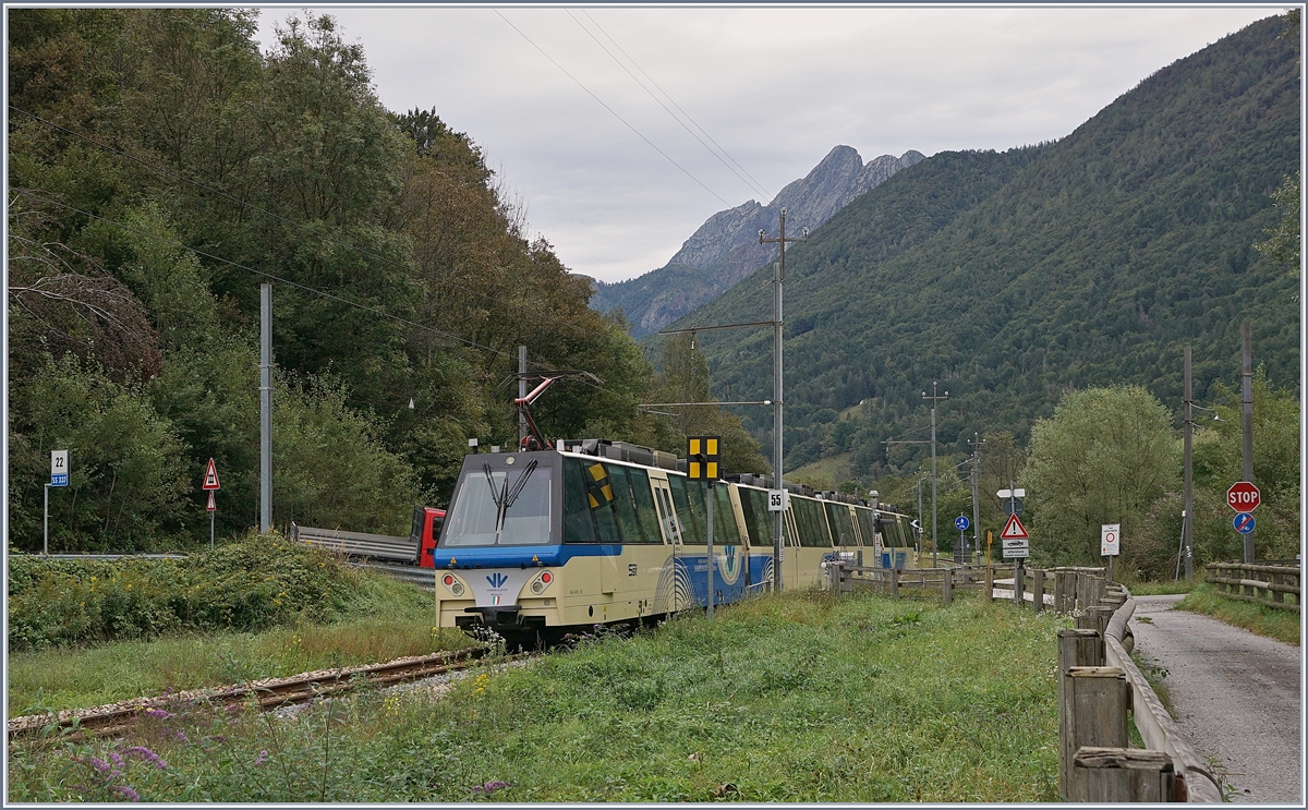 A SSIF  Treno Panoramico  on the way from Domodossola to Locarno between Villette and Re. 

24.09.2019 