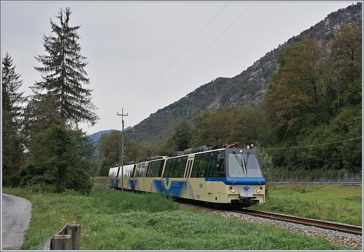 A SSIF  Treno Panoramico  on the way from Domodossola to Locarno between Villette and Re. 

24.09.2019  