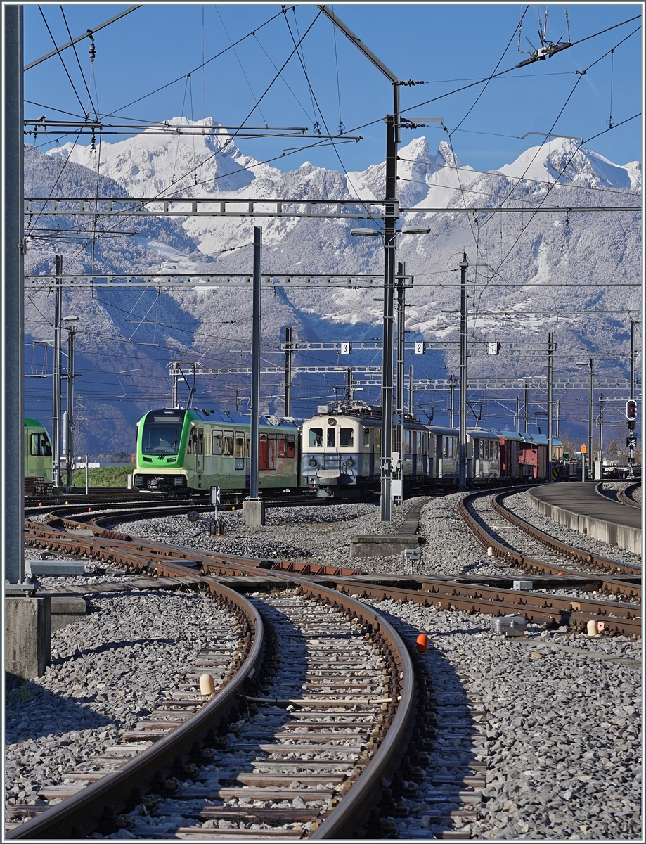 A telephoto view of the TPC Dépôt in Aigle, which, in addition to the freshly snow-covered mountains in the background, particularly shows the new TPC/ASD ABe 4/8 471 (built in 2023) next to the ASD BCFe 4/4 N° 1  TransOrmonan  (built in 1913 ) has its sights set on.

Dec 3, 2023