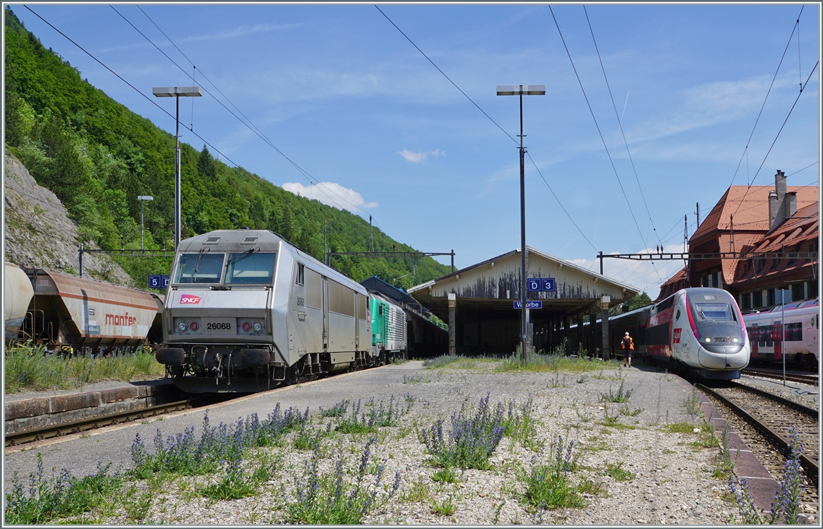 A TGT Lyria and the SNCF BB 26068 wiht the  Spaghetti  Cargo train in Vallorbe. 

16.06.2022