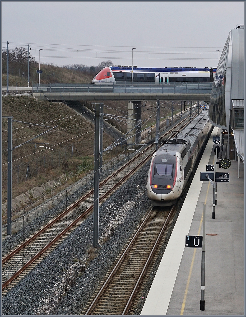 A TGV Lyria and the Z 27582 in the Belfort Montbéliard TGV and Meroux TGV Station. 

15.12.2018