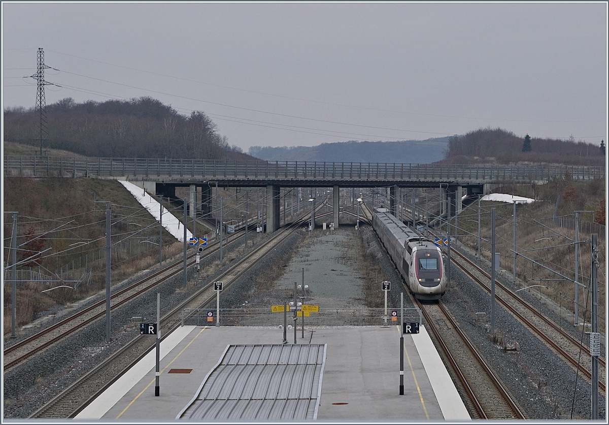 A TGV Lyria is arriving at the Belfort Montbéliard TGV Station. 

15.12.2018