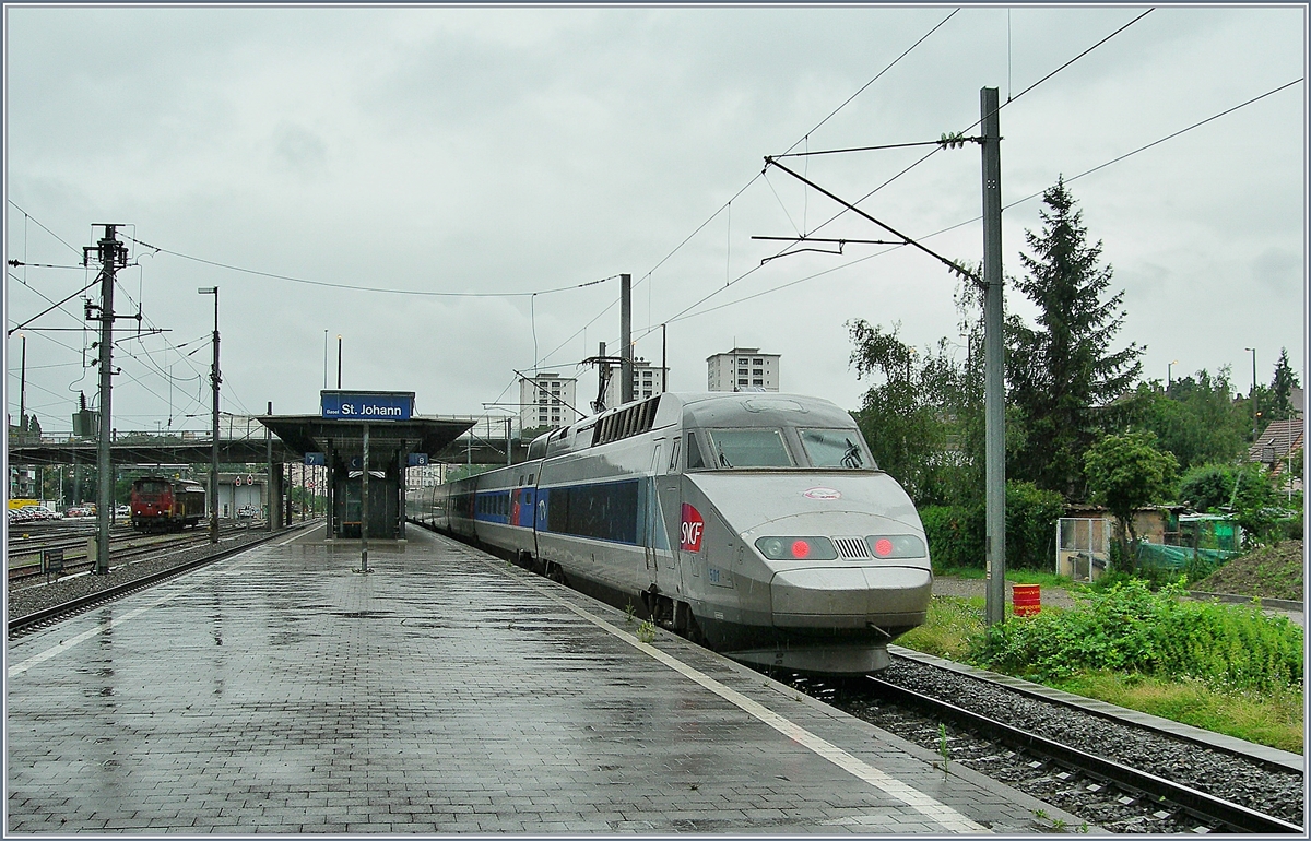 A TGV Lyria Service on the way to Basel in the St.Johann Station.
22.06.2007
