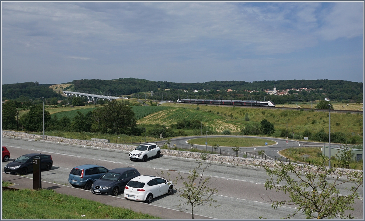 A TGV near Belfort-Montbéliard  by the 816 m eter long Viaduc de la Savoureuse.

06.07.2019