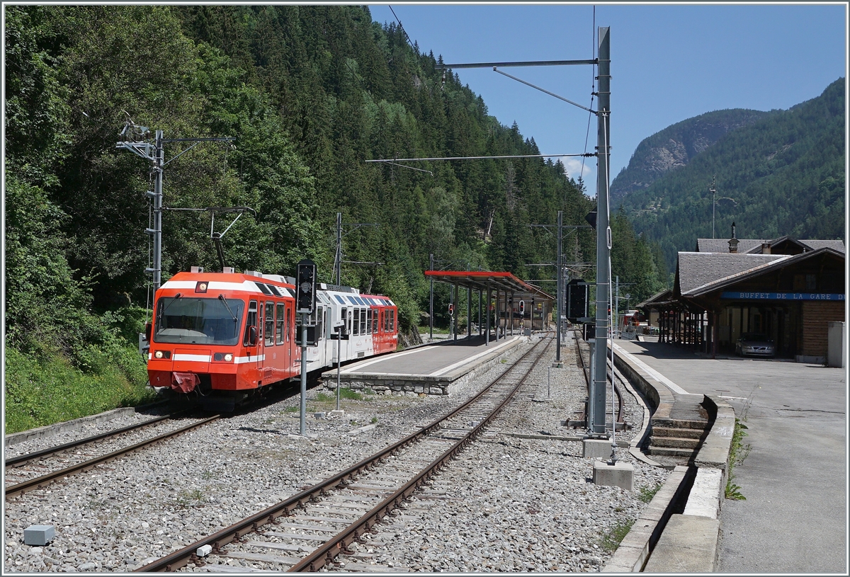 A TMR BDeh 4/8 is leaving the Le Châtelard Frontière Station on the way to Vallorcine. 

20.07.2021