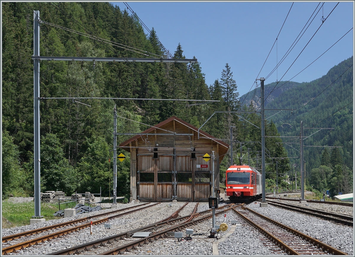 A TMR BDeh 4/8 is arriving at the Le Châtelard Frontière Station. 

20.07.2021