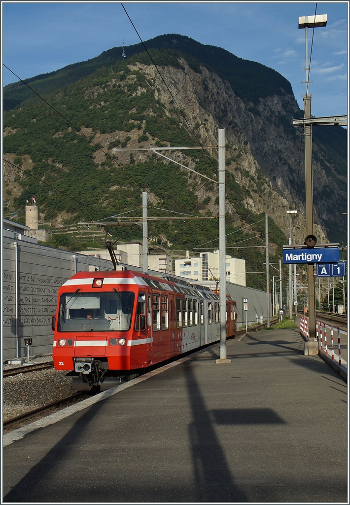 A TMR (M-C) Beh 4/8 is arriving at Martigny.
28.08.2015