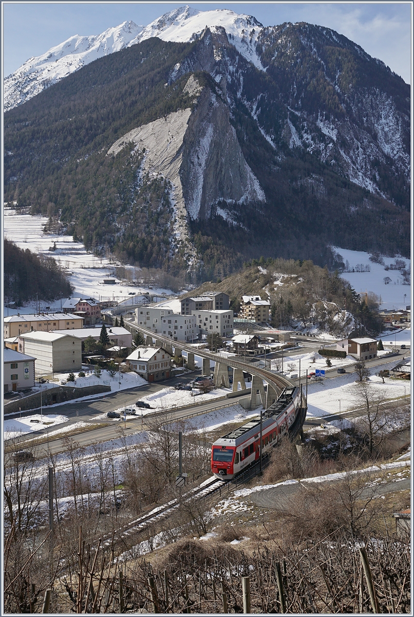 A TMR (MO) RegionAlps RABe 525 on the way to Martigny by Sembrancher. 09.02.2020