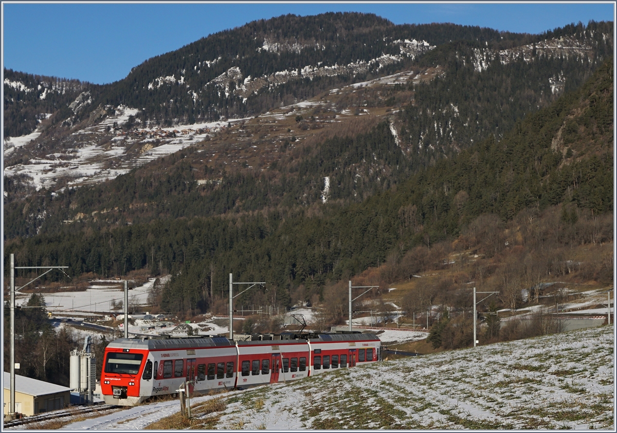 A TMR (MO) RegionAlps RABe 525 on the way to Martigny near le Châble.

09.02.2020