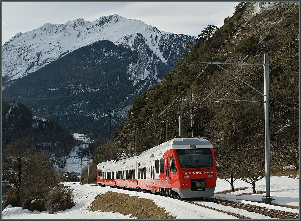 A TMR Nina to Martigny is leaving Sembrancher. 
27. 01.2013