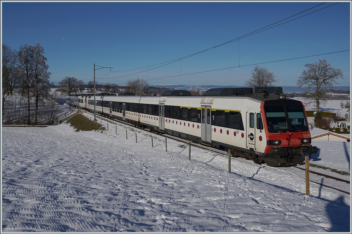 A tpf and  a SBB Domino on the way to Bulle by Vuisternens-devant-Romont. 

23.12.2021 