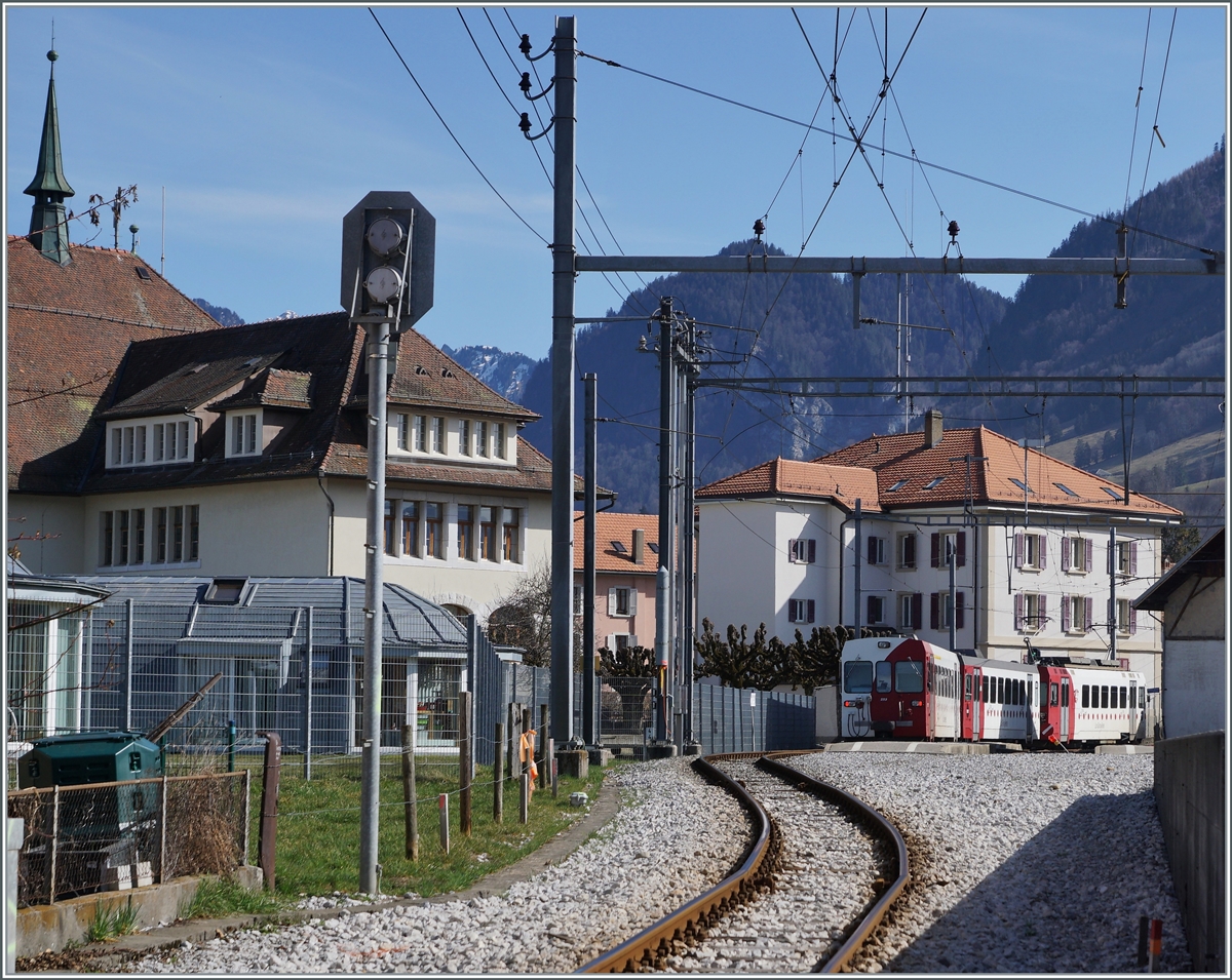 A TPF Be 4/4 with Bt/ABt on the way from Bulle to Broc Fabrique by his stop in Broc Village. 03.02.2021