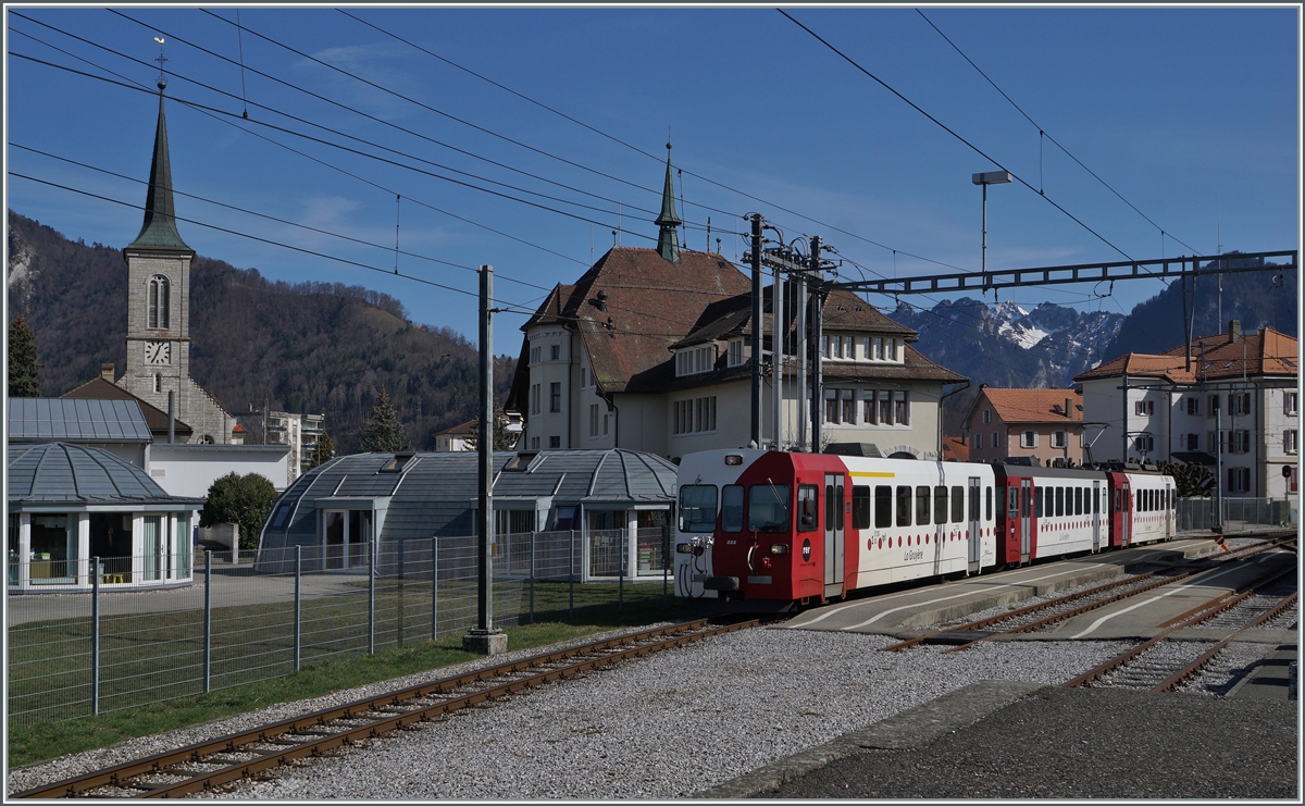 A TPF Be 4/4 with Bt/ABt on the way from Broc Fabrique to Bulle by his stop in Broc Village. 

03.02.2021