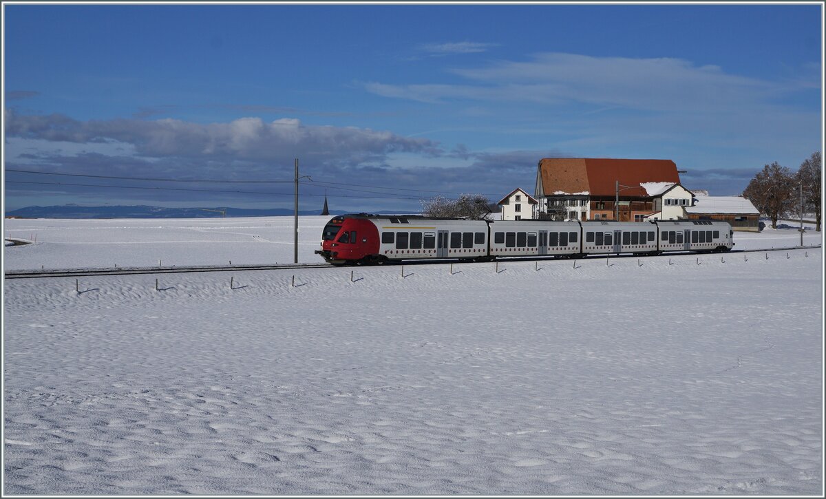 A tpf FLIRT RABe 527 on the way to Bulle between Sâles and Vaulruz. 

23.12.2021