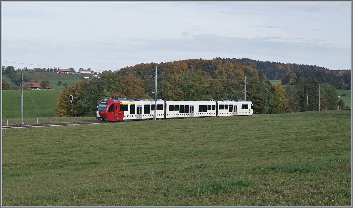 A TPF local service on the way to Palézieux is arriving at La Verrerie. 

22. Okt. 2020