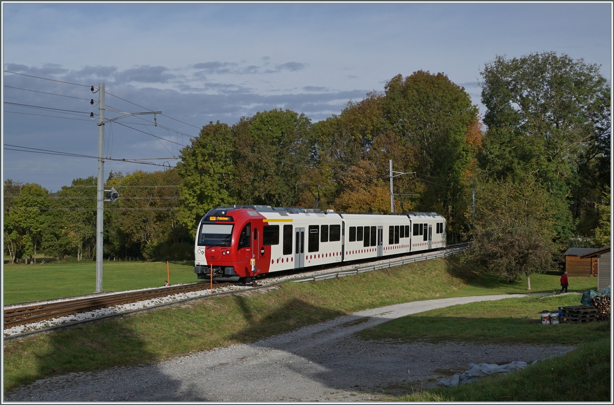 A TPF local service on the way to Palézieux is arriving at Semsales.

22. Okt. 2020
