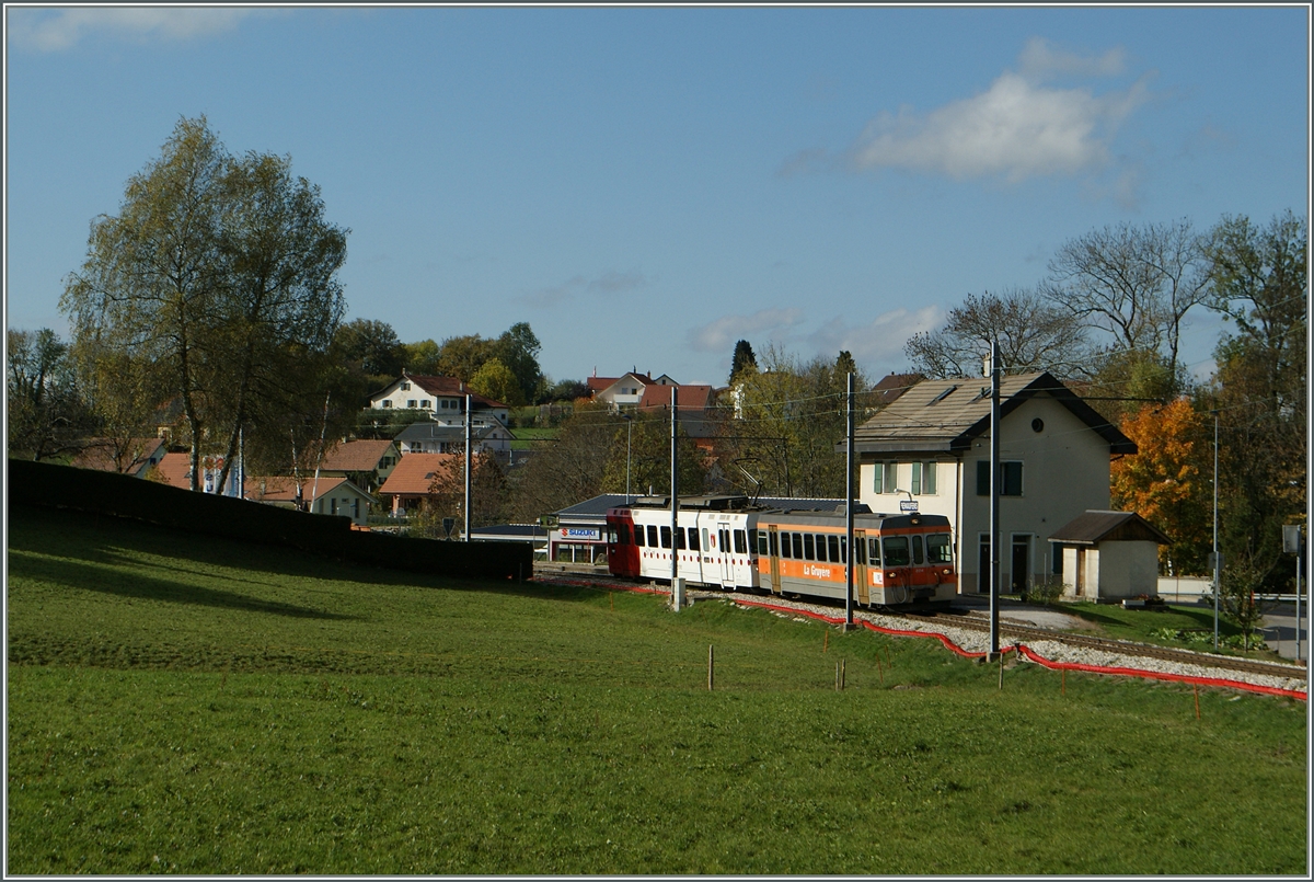 A TPF local train arriving at the Bossenns Station.
30.10.2013