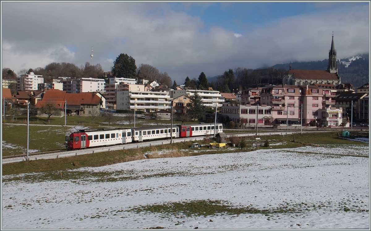 A TPF local train comming form Palezieux is arriving at Châtel St Denis.
29.01.2016