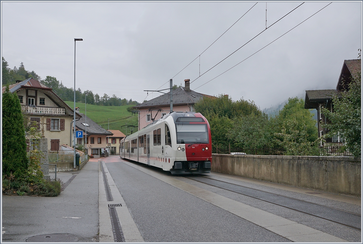 A TPF local train from Bulle in the Streets of Montbovon.
14.09.2018