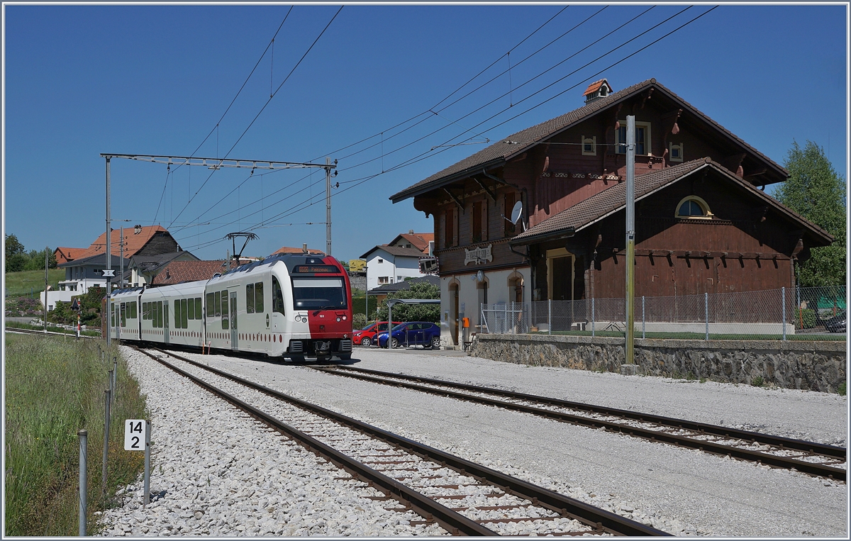 A TPF local train from Bulle to Palézieux is leaving the Vaulruz Sud Station. 

19.05.2020