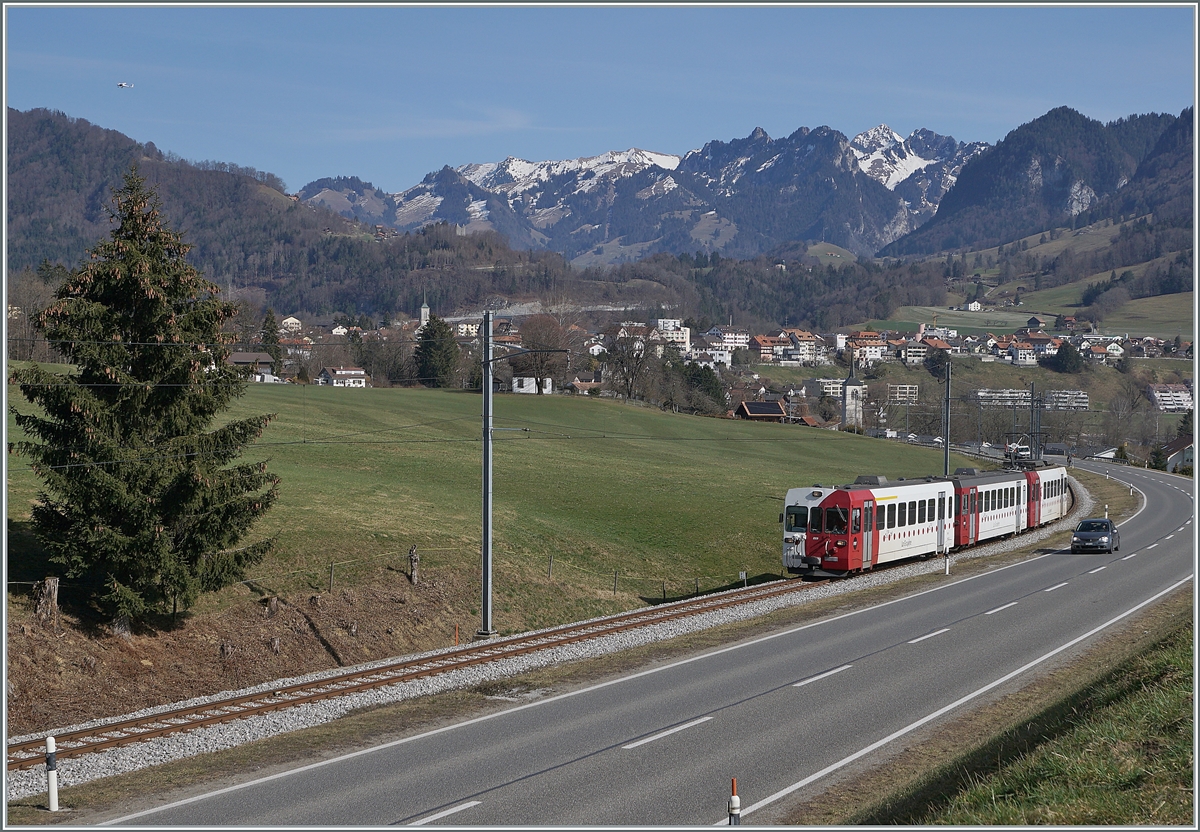 A TPF local train from Broc fabrique to Bulle near La Tour de Trême. 

02.03.2021