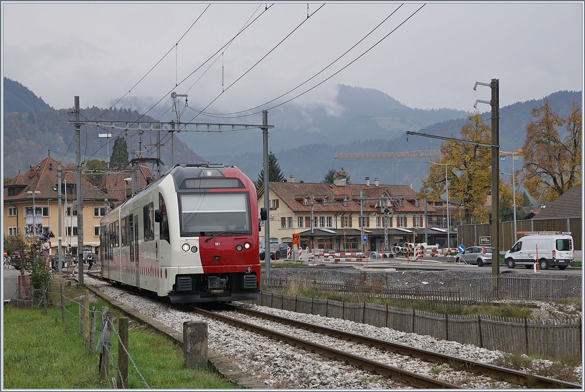 A TPF local train on the way to Montbovon on the lastest day of the  old  Châtel St Denis station (to see in the background). 

28.10.2019