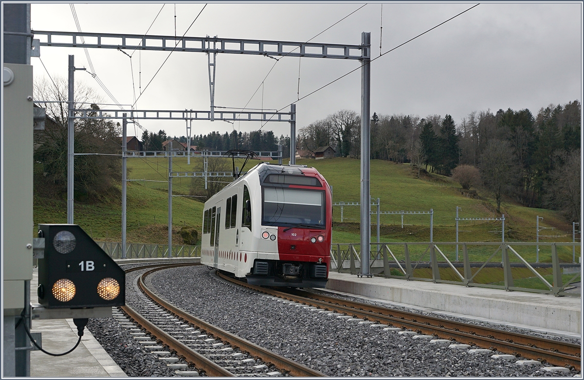 A TPF local train on the way to Paléziex at the Châtel St-Denis Railway Station. 

28.12.2019