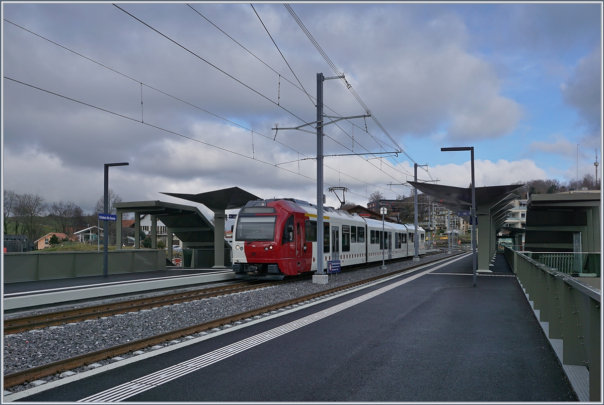 A TPF local train on the way to Paléziex at the Châtel St-Denis Railway Station.

28.12.2019