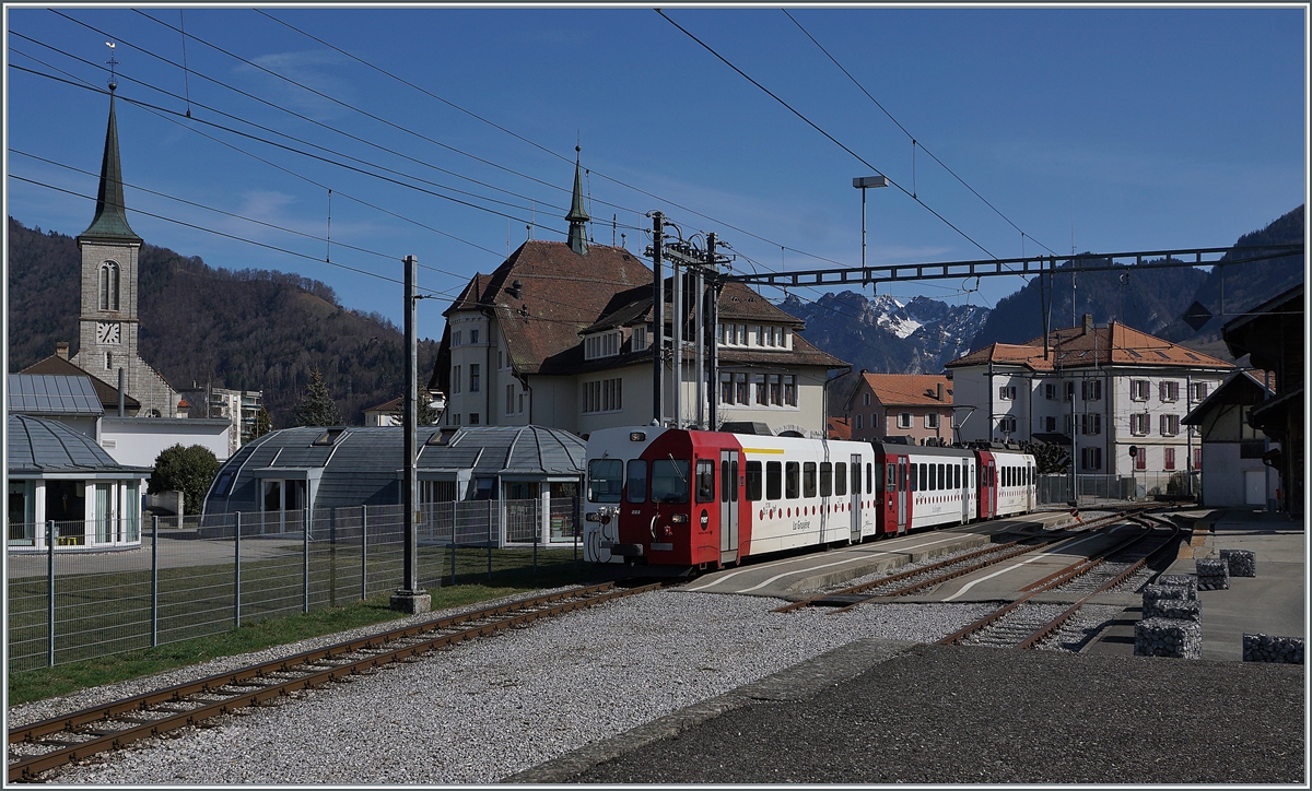 A TPF local train on the way to Bulle in the Vaulruz Village Station. 

02.03.2021

