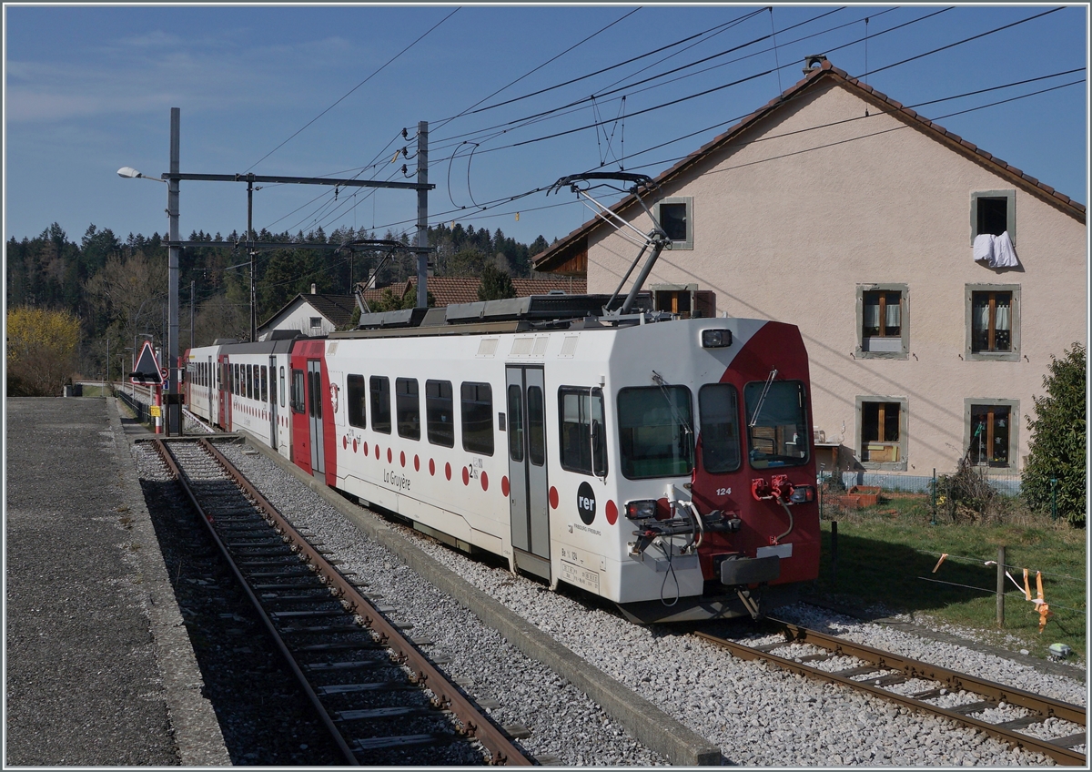 A TPF local Train on the way to Bulle is leaving the Broc Village Station.

02.03.2021